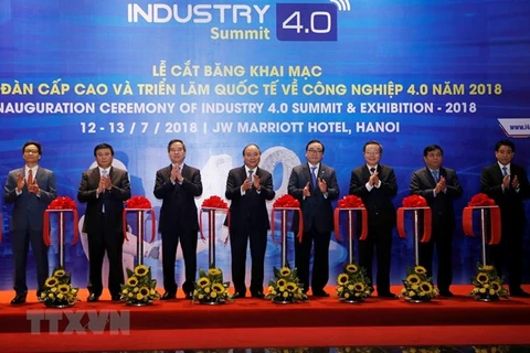 Le Premier ministre Nguyen Xuan Phuc assiste au Sommet de l’industrie 4.0 