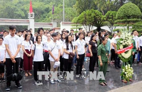 Des jeunes Viet kieu brûlent de l'encens au sein du site historique du carrefour de Dong Loc