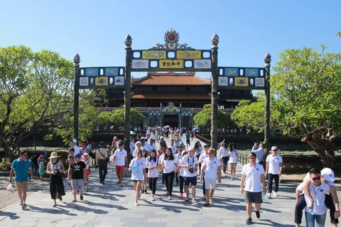 Des jeunes Viet kieu découvrent la beauté de Huê