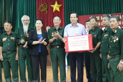 La présidente de l’AN rend visite à des invalides à Ha Nam