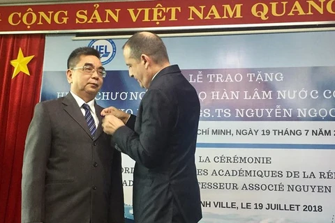 Remise de l’Ordre des palmes académiques à un enseignant de Hô Chi Minh-Ville
