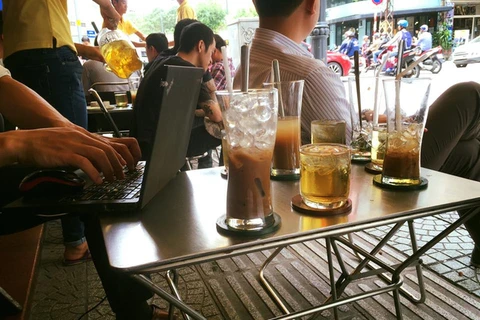 Les cafés au bord de la route - une caractéristique de Hanoï