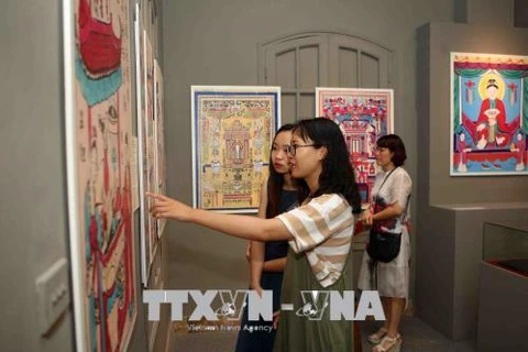 Exposition des peintures folkloriques du Vietnam à Hanoï