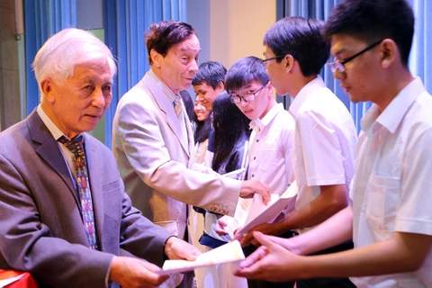 Remise de 179 bourses Vallet aux élèves et étudiants brillants du Tay Nguyen