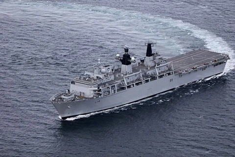 Le navire d'assaut amphibie HMS Albion de la Marine royale britannique à HCM-Ville