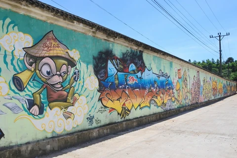 Des peintures murales géantes à Hue