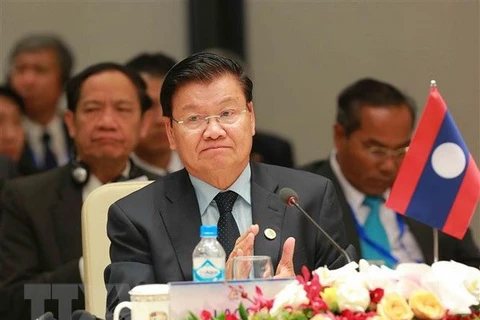 Le PM laotien assiste au FEM ASEAN 2018 au Vietnam