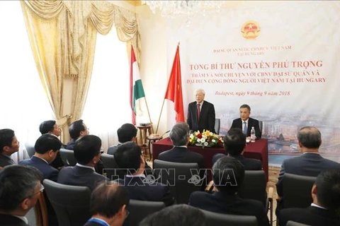 Nguyen Phu Trong se rend à l’ambassade du Vietnam en Hongrie 