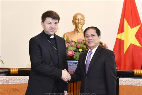 Le vice-ministre des AE Bui Thanh Son reçoit l'envoyé spécial non résident du Saint-Siège au Vietnam