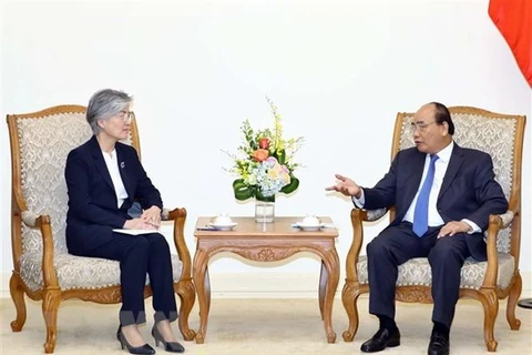 Le PM Nguyên Xuân Phuc reçoit la ministre sud-coréenne des AE Kang Kyung-wha