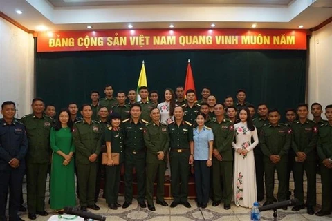 Échange des expériences entre les jeunes officiers vietnamiens et birmans