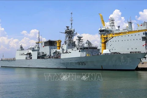 Une flotille de la Marine royale canadienne visite la ville de Da Nang 