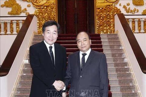 Entrevue entre le PM Nguyen Xuan Phuc et son homologue sud-coréen Lee Nak-yeon