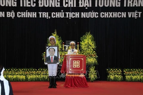 Cérémonie de déplacement du cercueil du président Trân Dai Quang