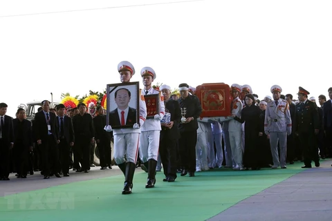 La population de Ninh Binh accueille le cercueil du président Tran Dai Quang