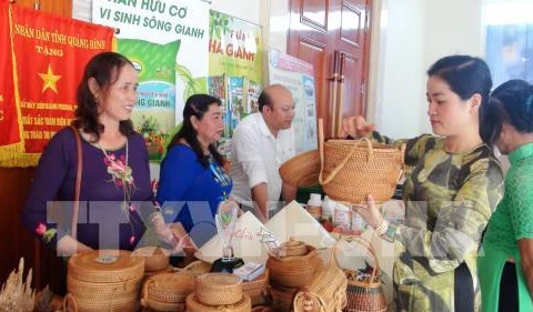 Vietnam et Laos coopèrent pour développer le commerce frontalier