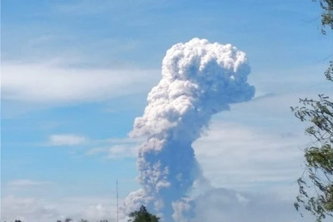 Après le séisme et le tsunami, le volcan indonésien Soputan entre en éruption