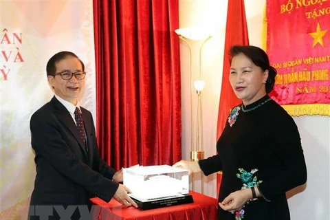 La présidente de l’AN Nguyên Thi Kim Ngân visite l’ambassade du Vietnam en Turquie