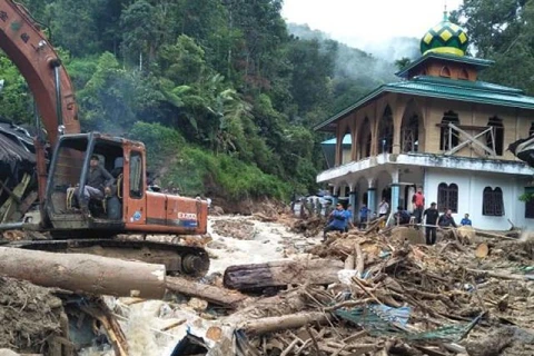 Indonésie : nombre de morts et disparus en hausse après des glissements de terrain