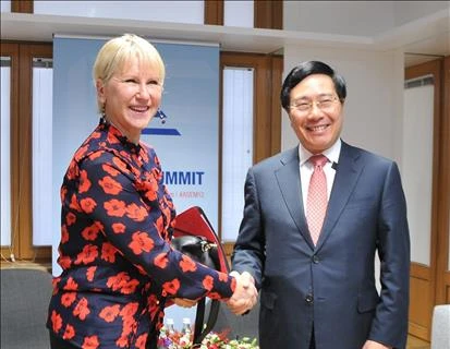 ASEM 12 : le chef de la diplomatie du Vietnam rencontre des responsables étrangers