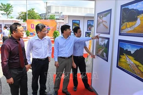 L’ouverture de l’exposition photographique "A travers des régions patrimoniales" à Ninh Binh