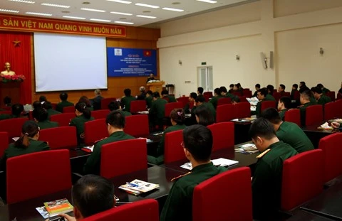 Formation sur le droit international humanitaire à des casques bleus vietnamiens