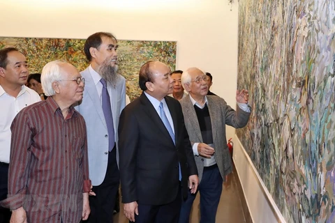 Le PM rend visite au musée des Beaux-arts du Vietnam