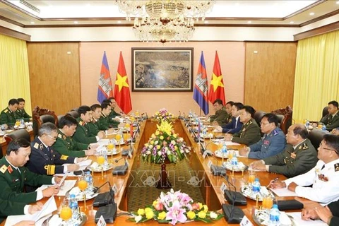 Le commandant en chef de l’Armée royale cambodgienne en visite officielle au Vietnam