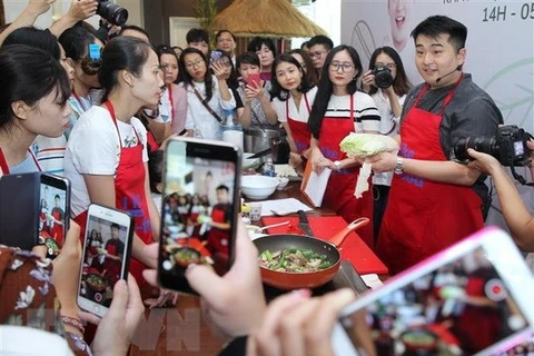 Un chef cuisinier sud-coréen célèbre promeut la cuisine de son pays au Vietnam