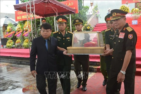 Ha Tinh : inhumation des restes des volontaires tombés au Laos