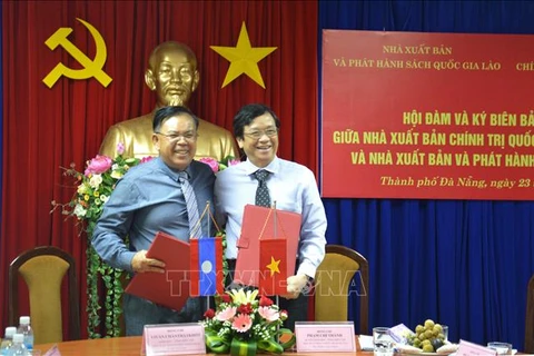 Plus de livres politiques du Vietnam traduits en laotien