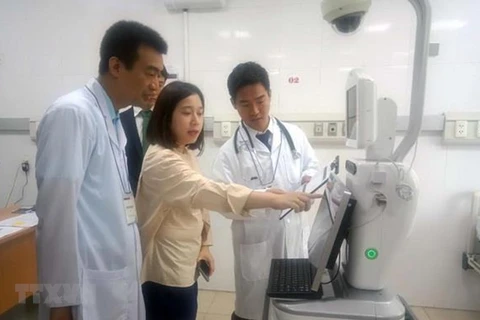 Essais cliniques de robot à l’hôpital pour enfants de Hai Phong