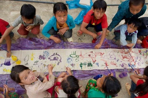 Une exposition présente des œuvres d’art réalisées par des enfants défavorisés