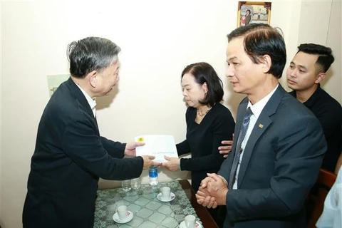 Affaire de Dong Tam : le général To Lam rend visite aux familles des trois policiers sacrifiés