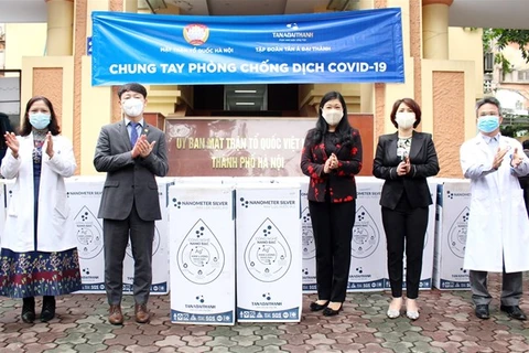 Les dons affluent pour soutenir la lutte anti-coronavirus à Hanoi
