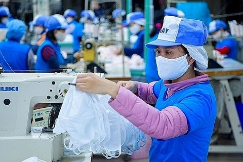 Le Vietnam peut devenir un grand producteur de masques en tissu