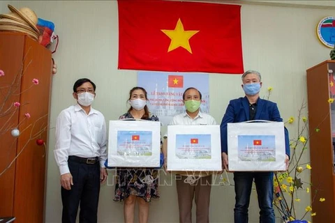Le gouvernement vietnamien offre des masques médicaux à la communauté vietnamienne en Russie