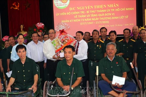 Le secrétaire du Comité du Parti de Hô Chi Minh-Ville rend visite à des invalides à Hà Nam