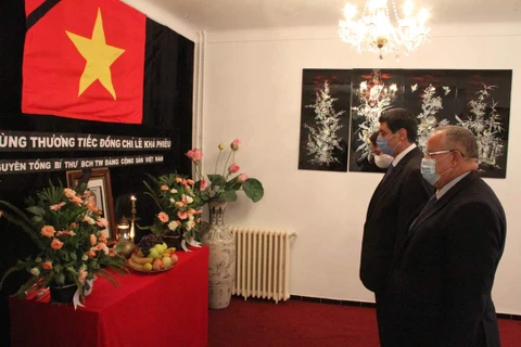 Hommage posthume à l’ancien secrétaire général du Parti Lê Kha Phiêu en Algérie et en Slovaquie