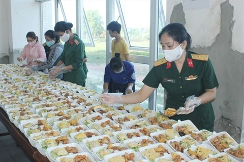 Les femmes militaires chargées des repas dans les zones de confinement