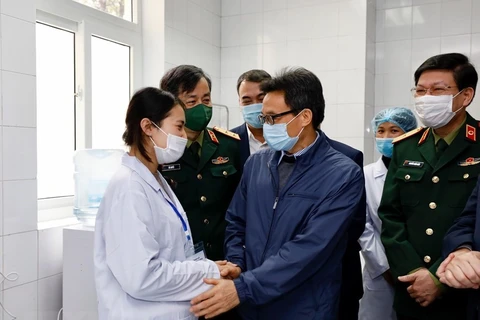 Covid-19 : le vice-PM Vu Duc Dam rend visite aux volontaires aux tests du vaccin Nano Covax