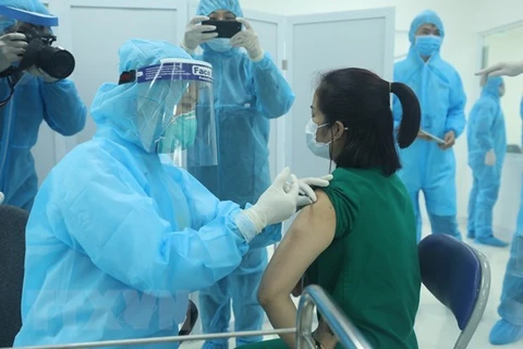 Le Vietnam débute sa première campagne de vaccination anti-Covid-19 le 8 mars