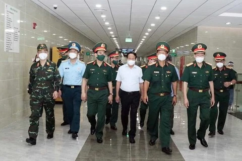 Covid-19 : un vice-Premier ministre se rend à l’Hôpital de médecine militaire 175 à HCM-V