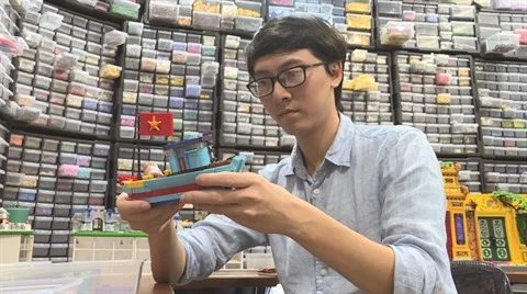 Un ingénieur qui voue au Lego une passion solide comme la brique