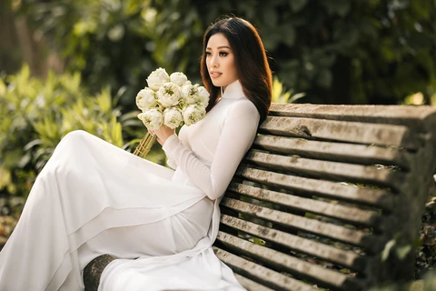 Beauté rayonnante de Miss Univers Vietnam 2019 Nguyen Tran Khanh Van dans l'ao dai vietnamien 