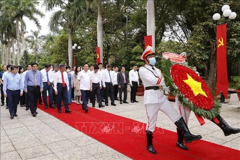 Le président de l’AN rend hommage au Président Hô Chi Minh et aux soldats morts pour la Patrie 
