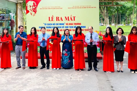 Inauguration d’une salle d’exposition de livres sur le Président Hô Chi Minh à Hanoï