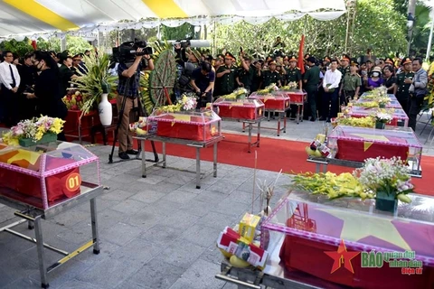 Hà Giang : inhumation des restes de 10 soldats tombés au champ d'honneur