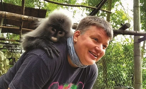 Une passionnée des primates dans le Parc national de Cuc Phuong