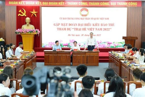 Des jeunes Vietnamiens d'outre-mer au village natal du Président Ho Chi Minh